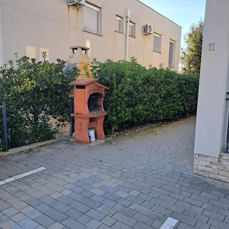 Apartman Lozancic Vir Buitenkant foto