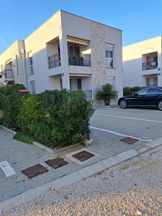 Apartman Lozancic Vir Buitenkant foto